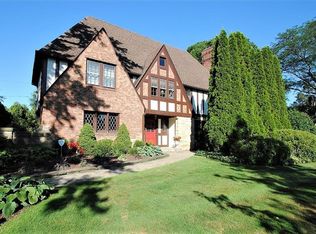 2906 Eaton Rd, Shaker Heights, OH 44122