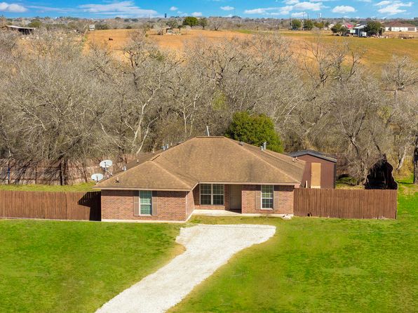 385 Falling Leaf Dr, Lytle, TX 78052
