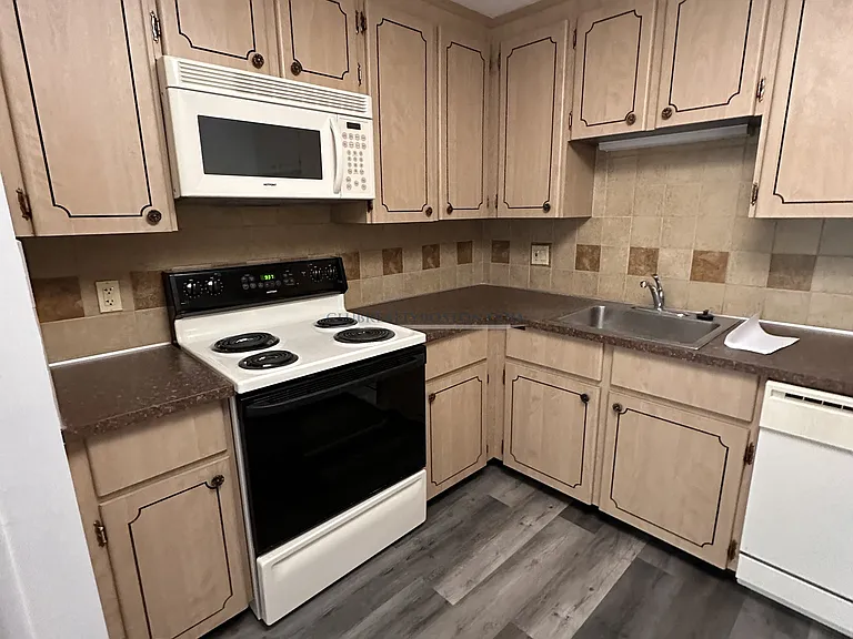 163 Lexington St #27 — Photo 3