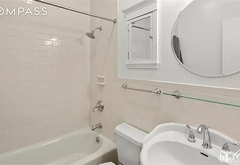 182 E 2nd St #1D — Photo 4
