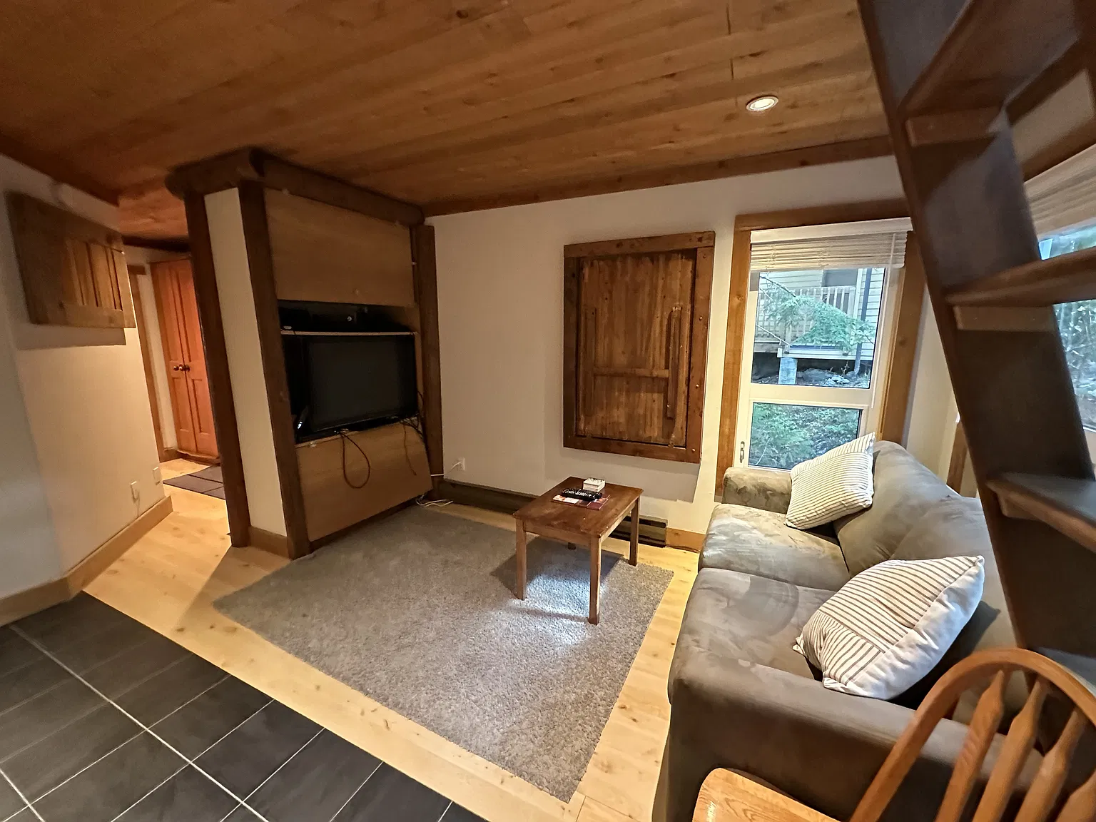 Furnished 1 bedroom condo in Gondola Village, Creekside — Photo 3