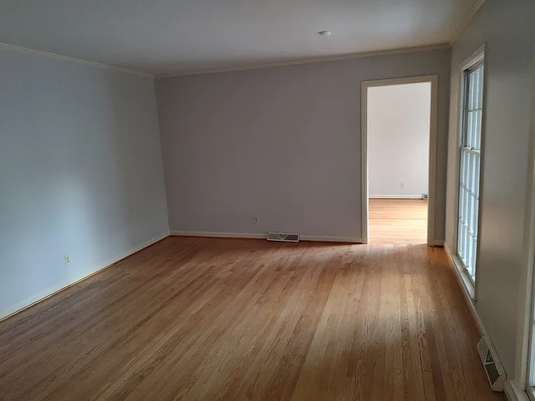 718 Desoto Rd SE — Photo 2