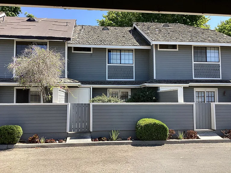 425-431 N Tiffany Dr — Photo 29