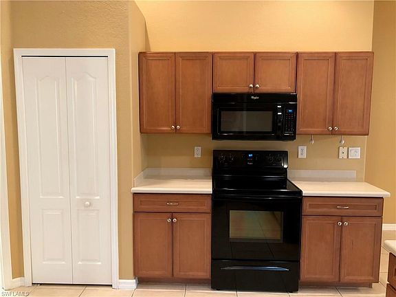 4th image of 5228 SW 17th Pl