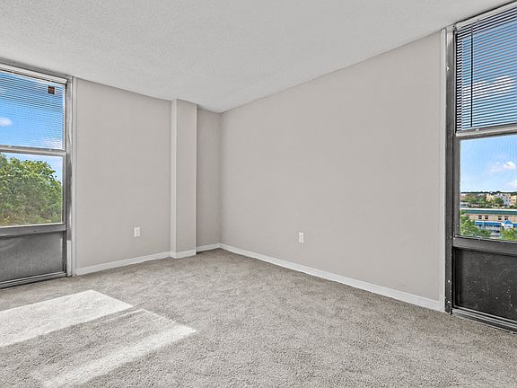 4th image of 303 Effingham St #N-5h