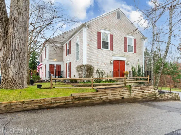 1439 Lantern Ln, Rochester, MI 48306