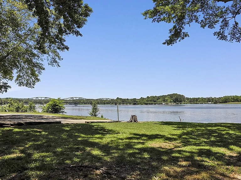 RiverHouse — Photo 15