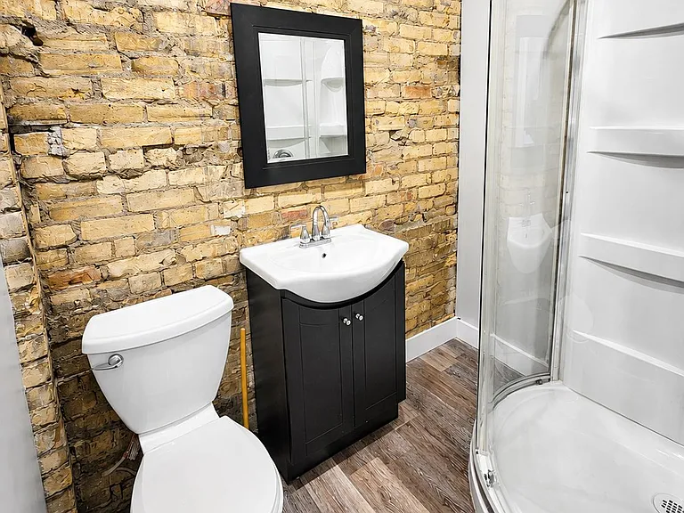 261 Clarence St — Photo 10