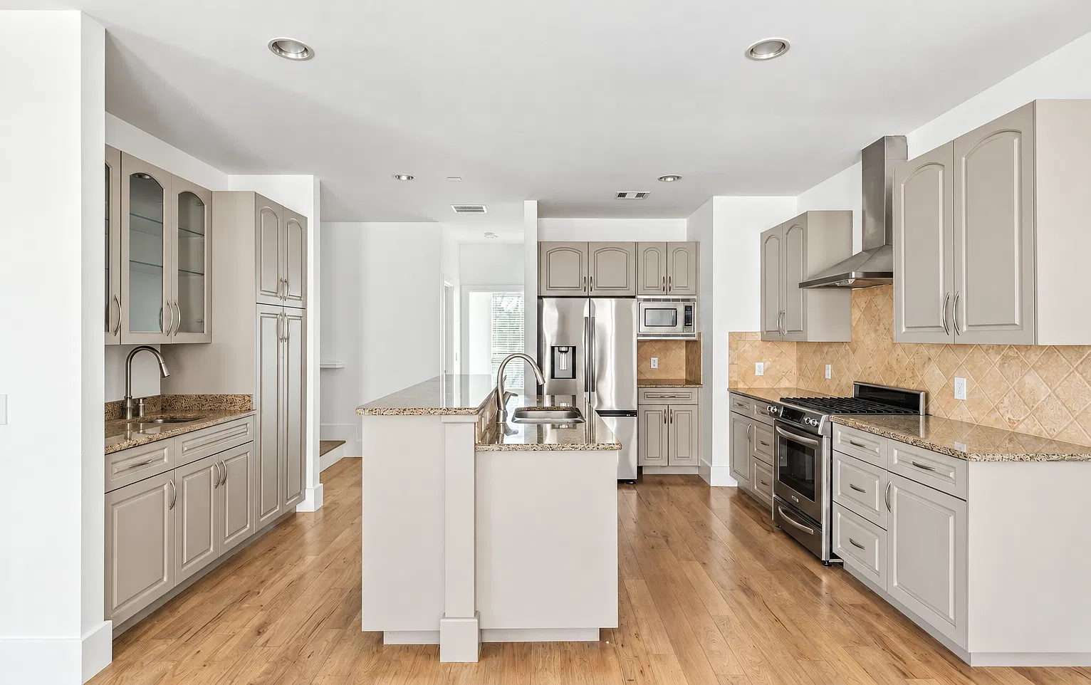 3 bed, 2472 sqft, $3,500 — Photo 4