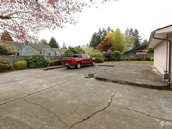 5th image of 1915 Quince Street NE