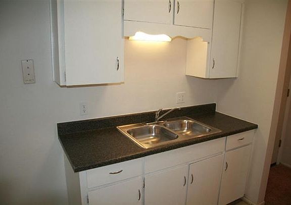 1 BR - Kitchen