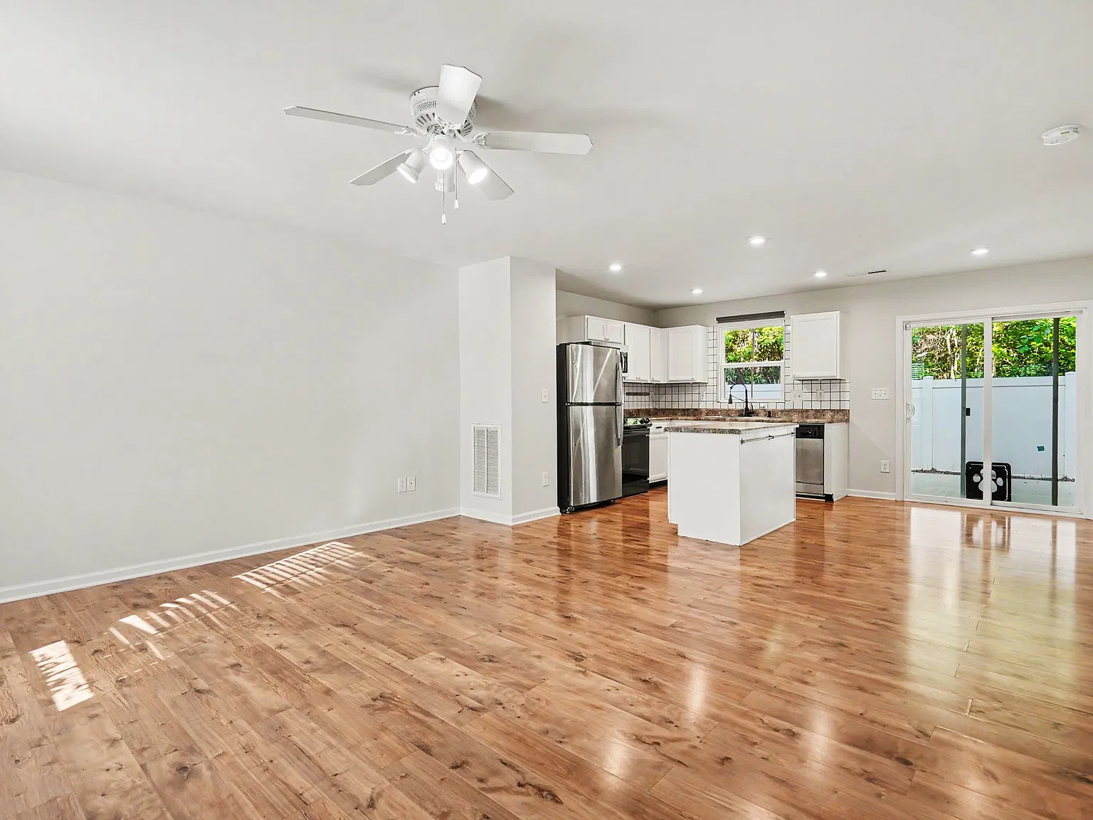 3 bed, 1.5 bath, 1327 sqft, $2,000 — Photo 3