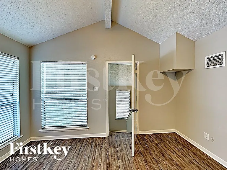 11936 Lakewood West Dr — Photo 8