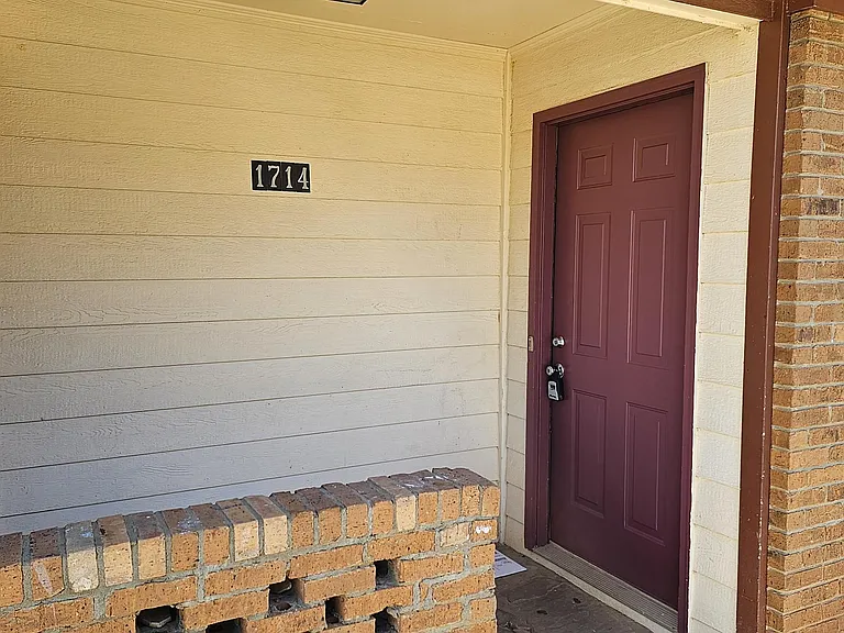 1714 Riverside Ct NE — Photo 2