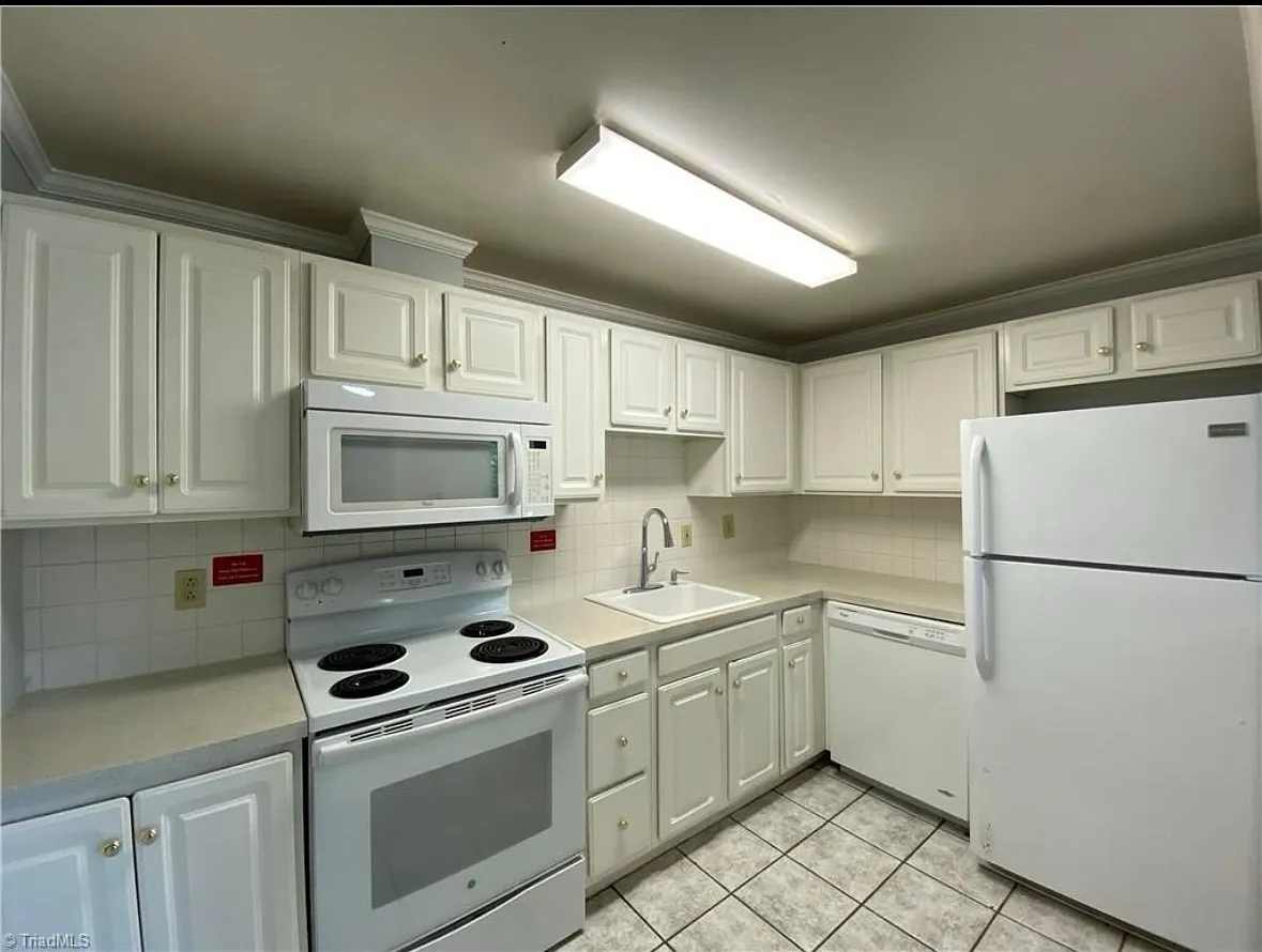 1747 S Hawthorne Rd — Photo 3
