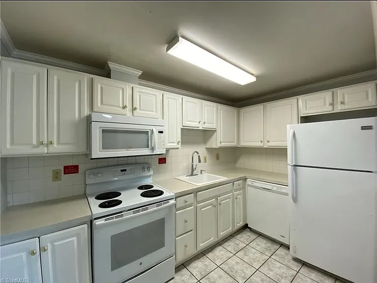 1747 S Hawthorne Rd — Photo 3