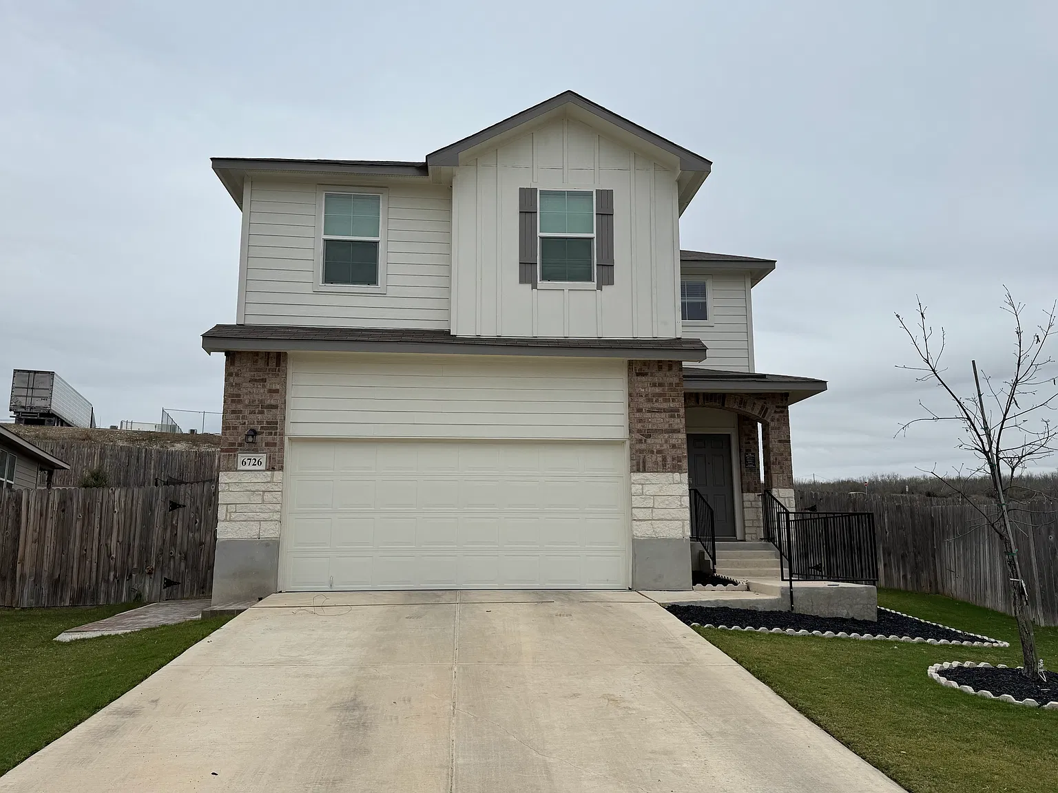 4 bed, 2.5 bath, 2223 sqft, $2,300 — Photo 1