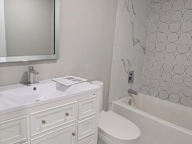 2099 Dufferin St — Photo 24