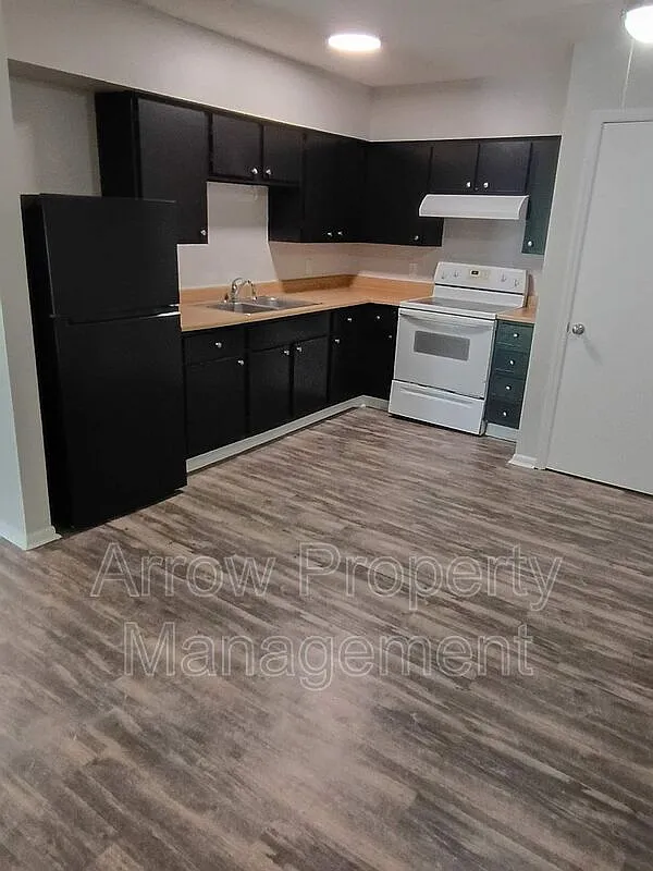 2 bed, 1.0 bath, $750 — Photo 2