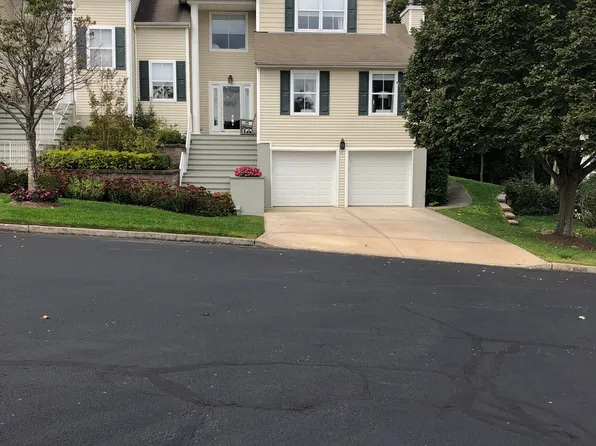 17 Vantage Ct, Port Jefferson, NY 11777