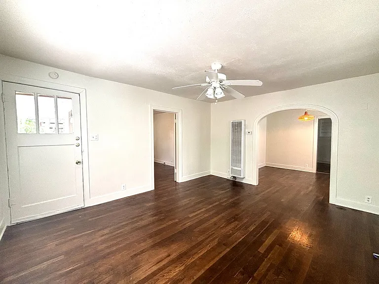 4910 Avenue H — Photo 4