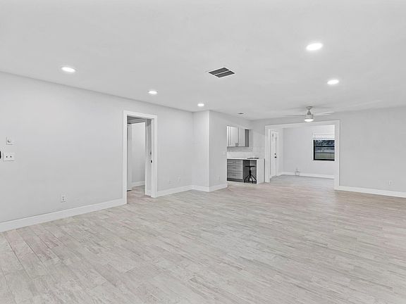 5th image of 913 SE Bayfront Ave