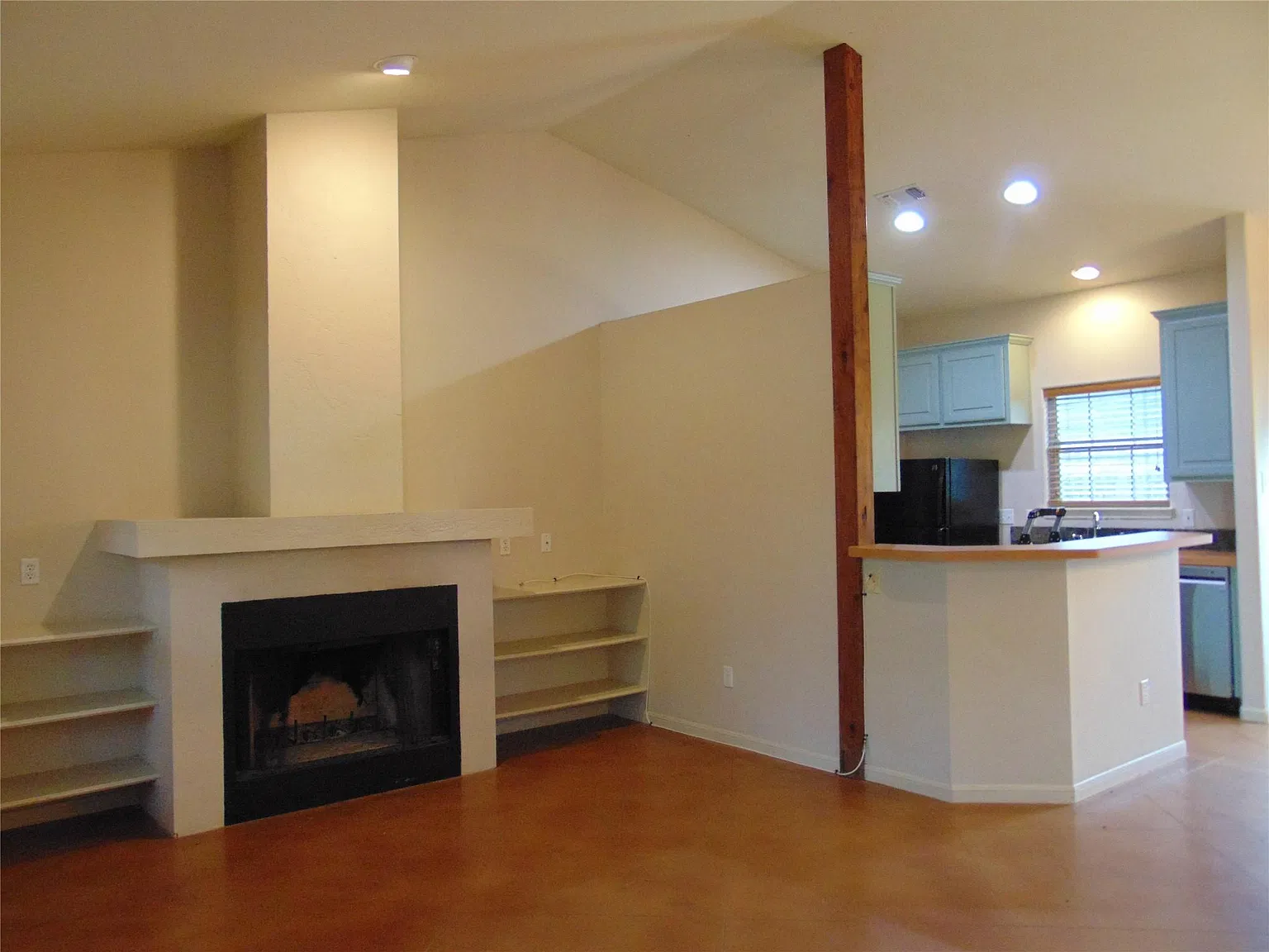 2 bed, 2.0 bath, 2304 sqft, $1,950 — Photo 3
