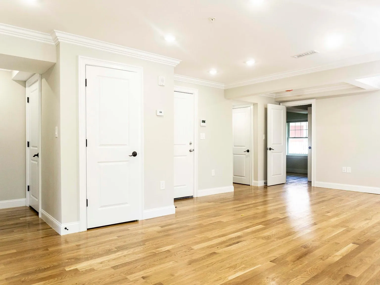 3 bed, 1000 sqft, $5,400 — Photo 3