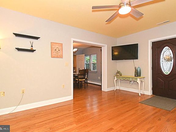 5th image of 658 Macoby St