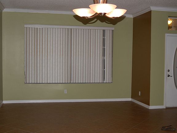 LIVING ROOM WITH CROWN AND 9FT CEILINGS