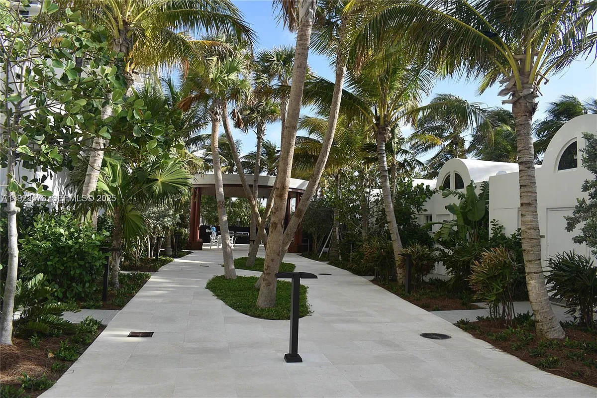 Building Photo - 6365 Collins Ave #3804