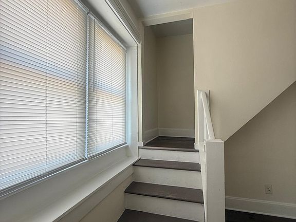 3rd image of 275 Parkview Ave #275