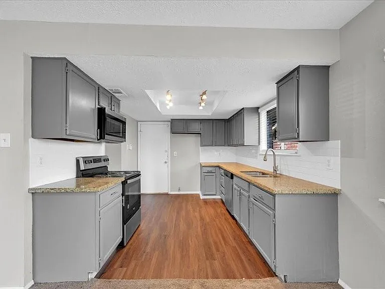 8406 Daycoach Ln — Photo 8