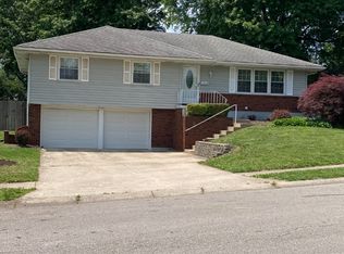 3800 Queen Ridge Dr, Independence, MO 64055