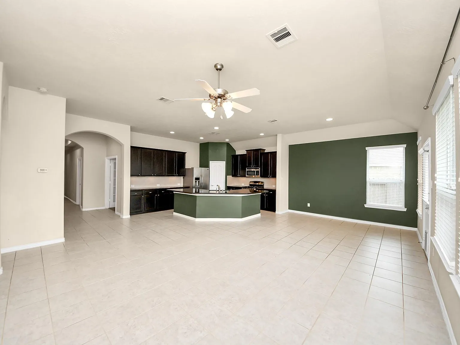3 bed, 2.0 bath, 1949 sqft, $2,475 — Photo 4