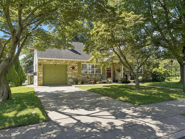 828 Hoffnagle St, Philadelphia, PA 19111