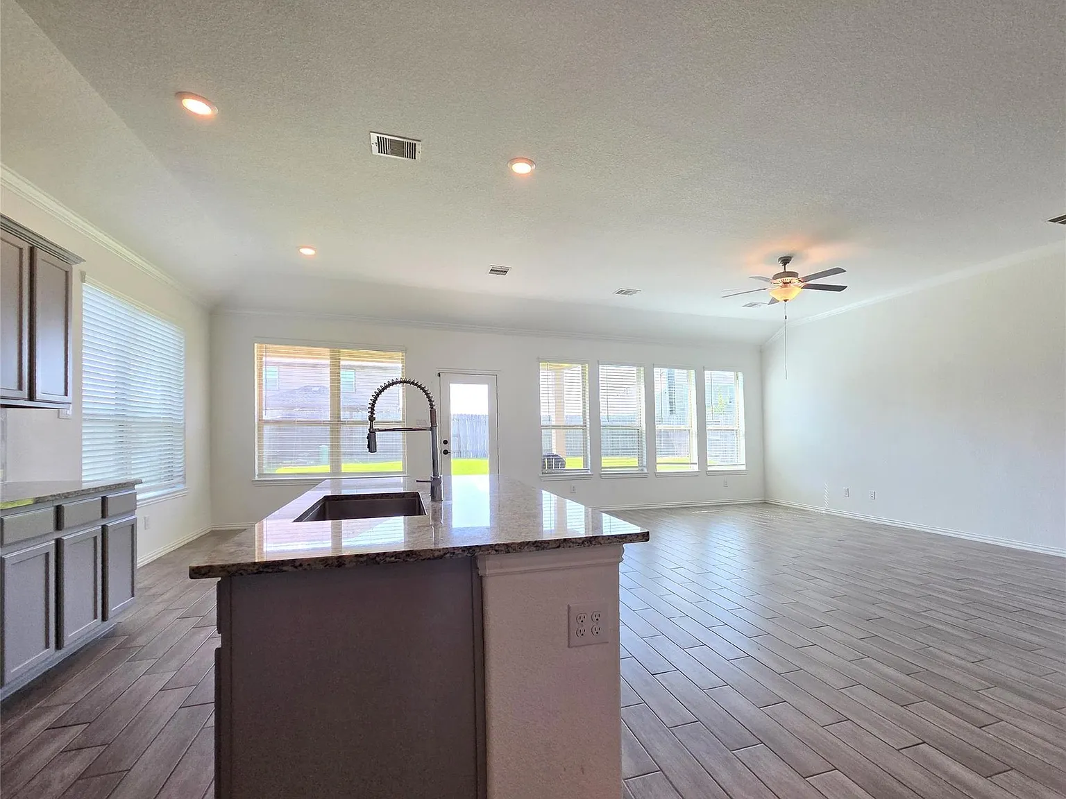 4 bed, 3.5 bath, 3011 sqft, $2,790 — Photo 2