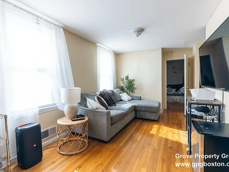 218 W 8th St #2 — Photo 6
