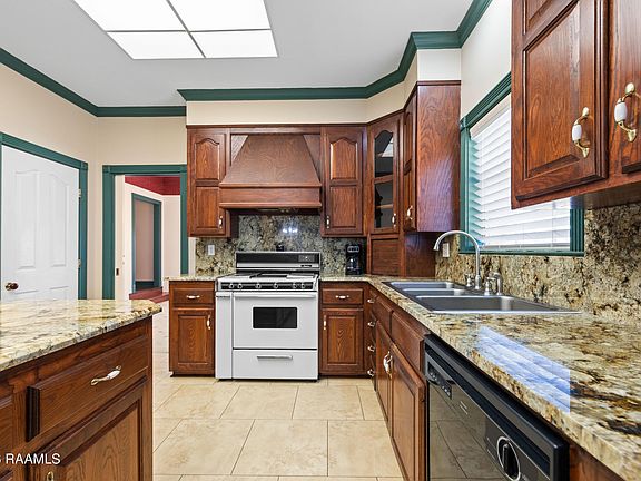 5th image of 1110 Mardi Gras Rd