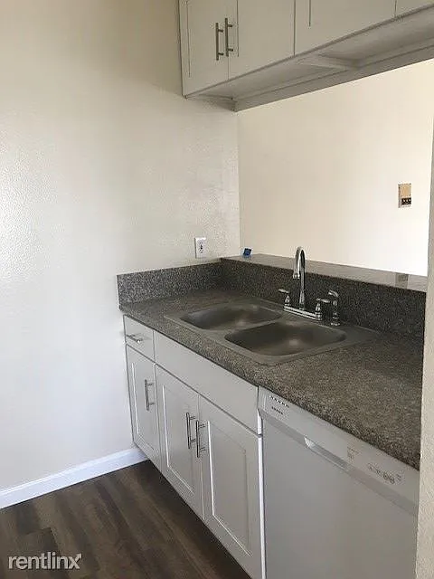 Vanowen 204 Kitchen (Pic. 1)