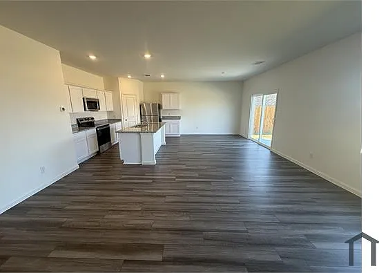 4 bed, 2260 sqft, $3,200 — Photo 3