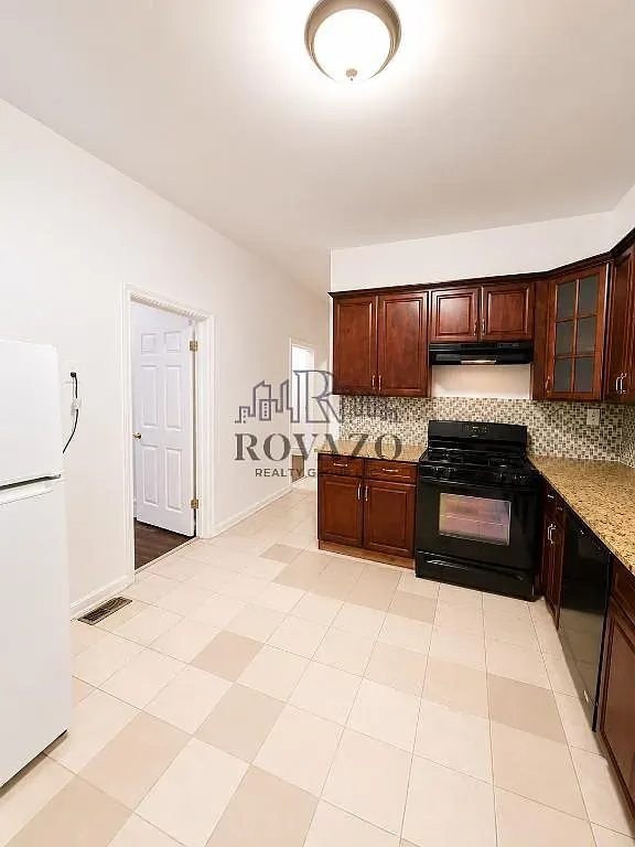 43 Treacy Ave — Photo 1