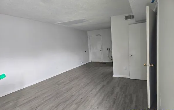 2 bed, 700 sqft, $1,050 — Photo 2
