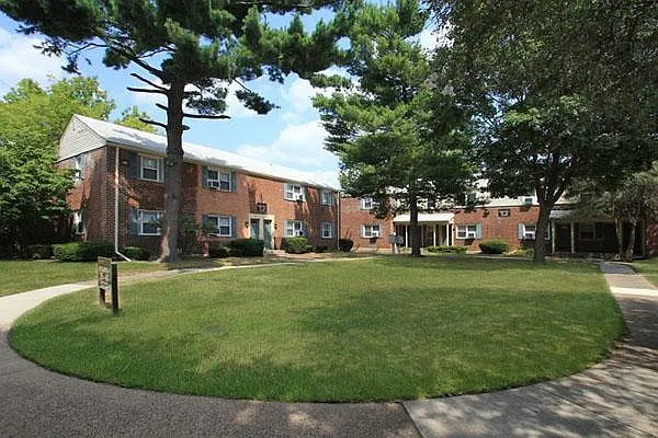 24 Mola Blvd — Photo 1