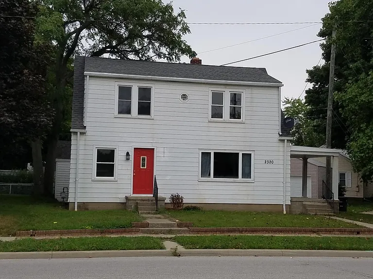2320 Main St — Photo 2