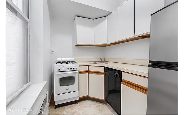 Sold by Douglas Elliman | media 10