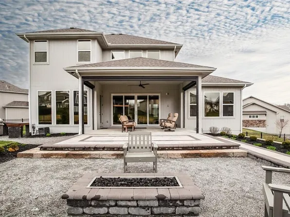 9750 McIntosh Ct, Parkville, MO 64152