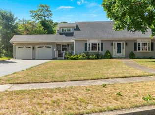 6 Friar Tuck Rd, Warwick, RI 02886