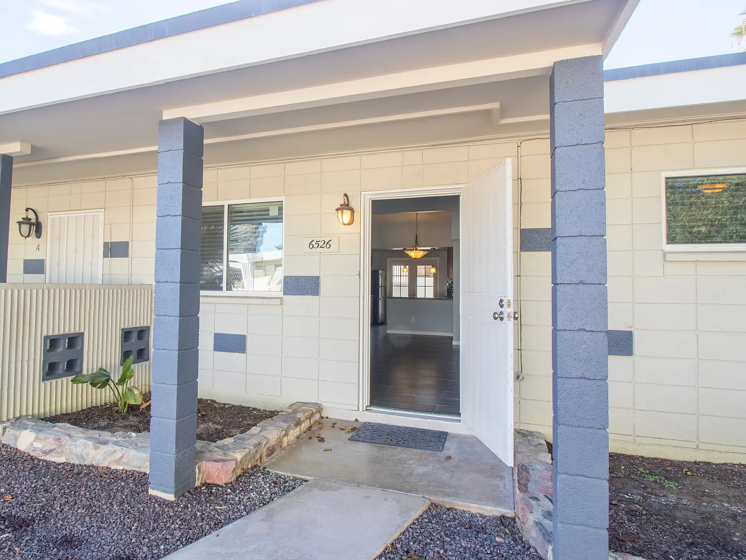 2 bed, 1000 sqft, $1,699 — Photo 1