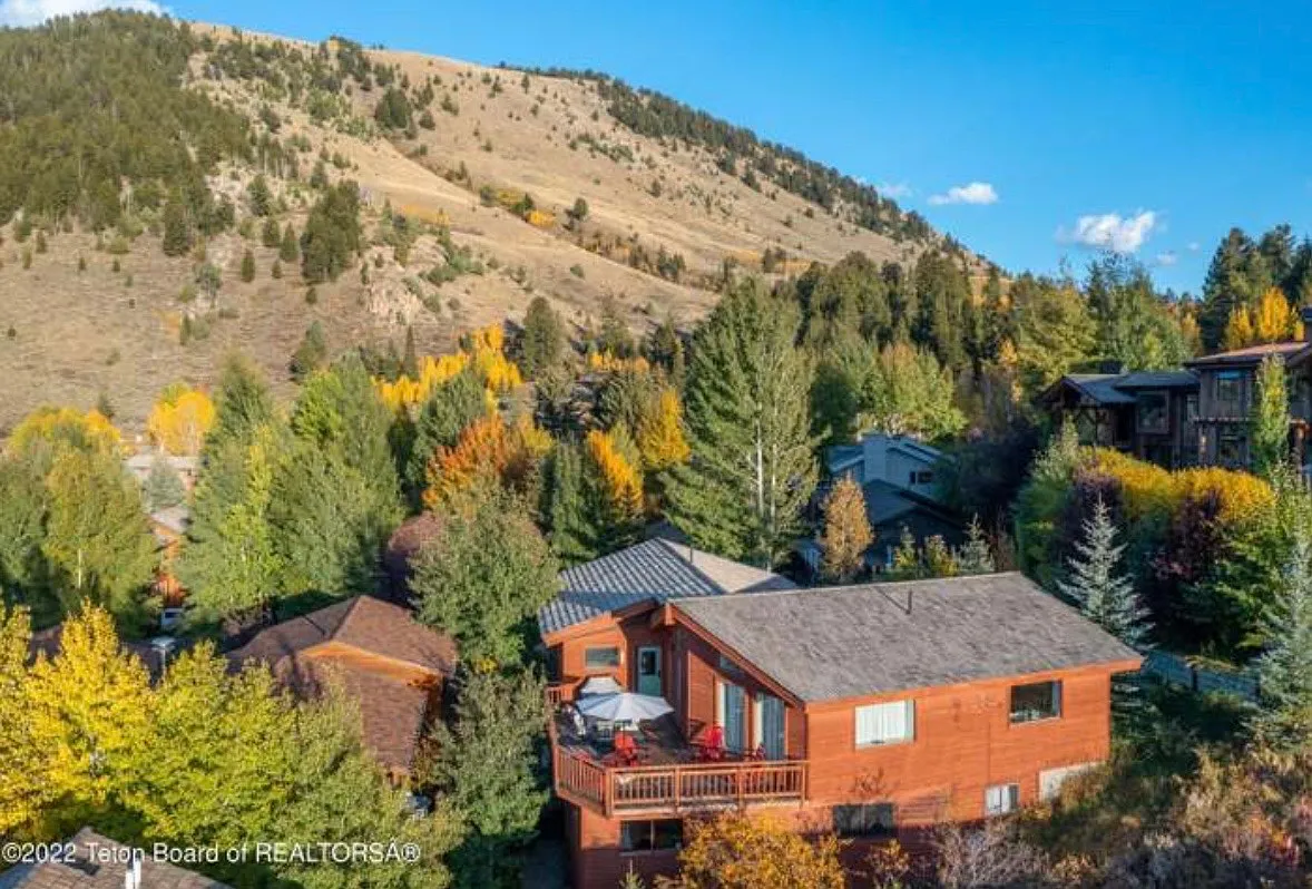 4 bed, 2.5 bath, 3500 sqft, $12,000 — Photo 2